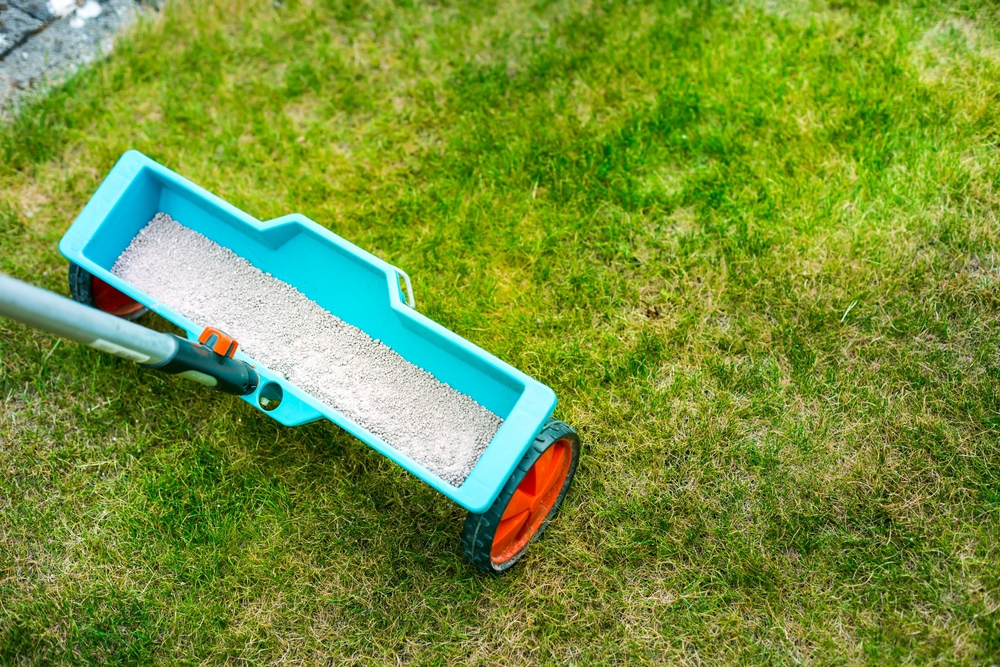 Gazon bemesten met een Gardena strooiwagen