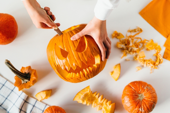 Halloween: pompoen uitsnijden