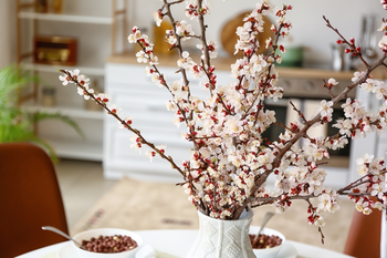 Lentekriebels met bloesemtakken